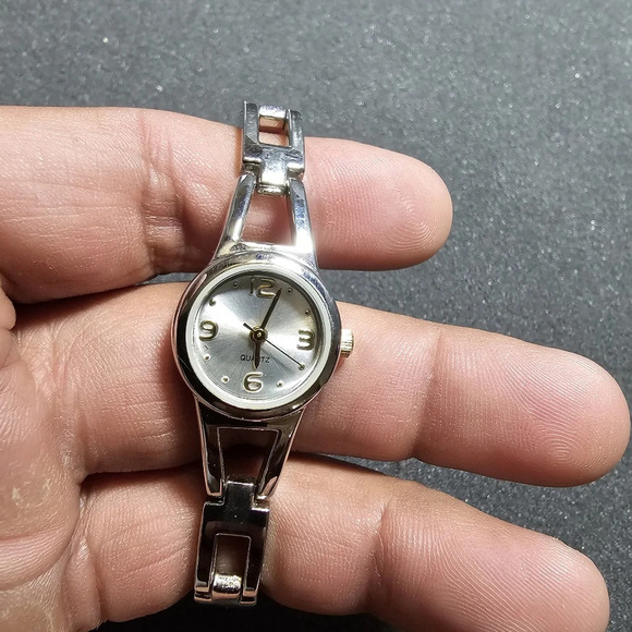 Ladies fashion watch silver tone case and bracelet round face working shows sign - Picture 1 of 9